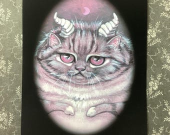 Può includere: Un gatto grigio e bianco con le corna e gli occhi rosa, dipinto in uno stile realistico, è raffigurato in una cornice circolare su uno sfondo nero. Il gatto ha un'espressione seria e guarda direttamente lo spettatore.