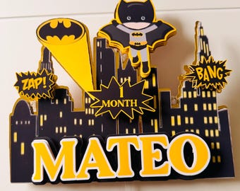 Adorno para tarta iluminado de Superhéroe City: nombre y número personalizados