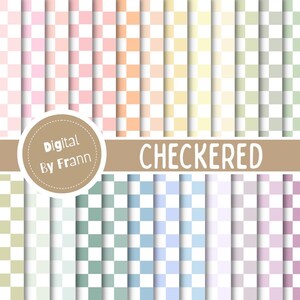 Può includere: Una collezione di motivi a scacchi digitali in vari colori pastello, tra cui rosa, arancione, giallo, verde, blu e viola. La parola "CHECKERED" è visualizzata in lettere bianche. Un logo circolare recita "Digital By Frann".