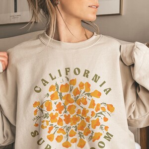 Superbloom California Poppy Wildflowers California Retro Drawing 70s retro Vintage Handdrawn Unisex Crewneck Sweatshirt California
