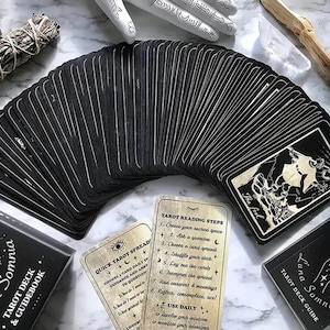 Talia tarota Mystic Oracle na 78 kart oraz podręcznik wróżbiarstwa i przeznaczenia.