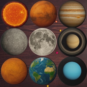 Puede incluir: Nueve ilustraciones circulares de planetas, incluyendo el Sol, Marte, Júpiter, Mercurio, la Luna, Saturno, Venus, la Tierra y Urano. Cada planeta se representa con sus colores y características distintivas, sobre un fondo de vetas de madera oscura.