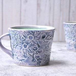 Lila bred mugg med australiska flanellblommor