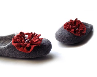 Felt Slippers Women, Felted Wool Home Shoes, ECO Family Clogs Valenki, Cozy Indoor Slippers gray with red Flowers, gift for housewarming