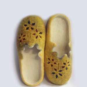 Felt Slippers Women with Flower Design, Felted Wool Home Shoes, ECO Family Clogs Valenki, Indoor Slippers Yellow White, Housewarming Gift