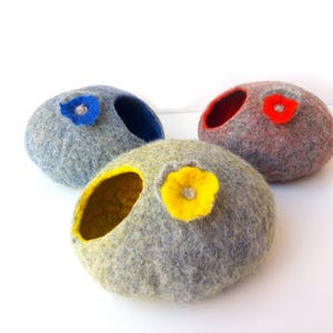 Handmade Modern Cat Bed - Cat Cave, House made of Wool in Gray and Red with Flower Design, Handcrafted in Europe + Gift Toy Ball image 5
