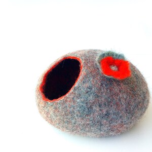 Handmade Modern Cat Bed - Cat Cave, House made of Wool in Gray and Red with Flower Design, Handcrafted in Europe + Gift Toy Ball image 6
