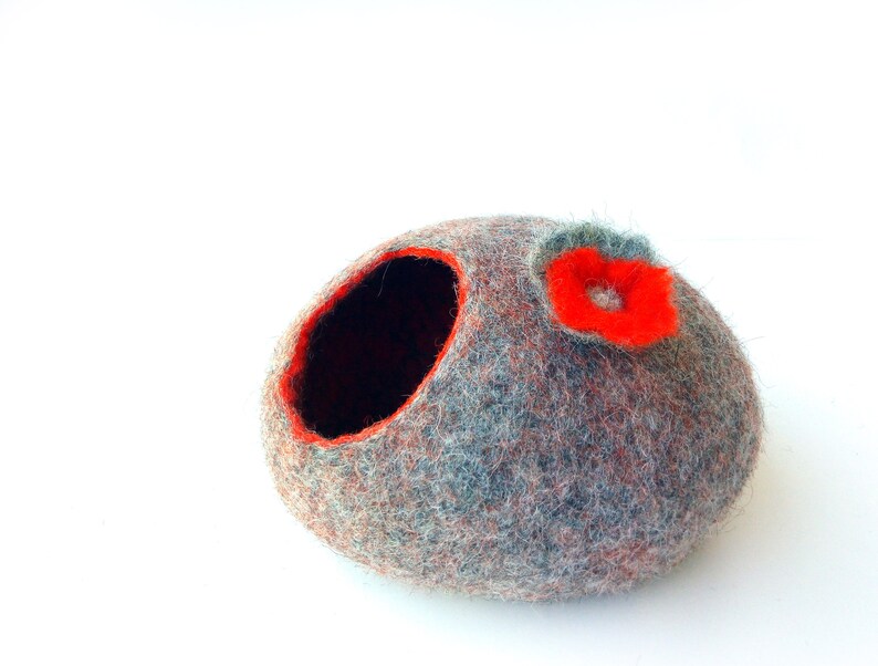Handmade Modern Cat Bed - Cat Cave, House made of Wool in Gray and Red with Flower Design, Handcrafted in Europe + Gift Toy Ball image 6