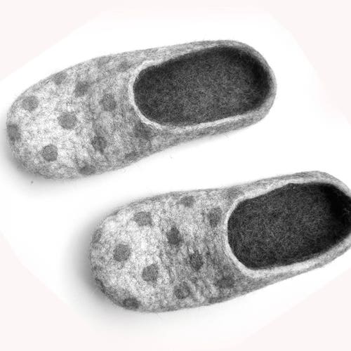 Women house shoes, selling felted wool natural slippers, Felted shoes Dots / gray / silver/ white