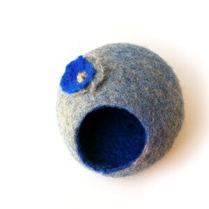 Handmade Modern Cat Bed - Cat Cave, House made of Wool in Gray and Red with Flower Design, Handcrafted in Europe + Gift Toy Ball image 7