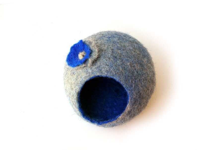 Handmade Modern Cat Bed - Cat Cave, House made of Wool in Gray and Red with Flower Design, Handcrafted in Europe + Gift Toy Ball image 7