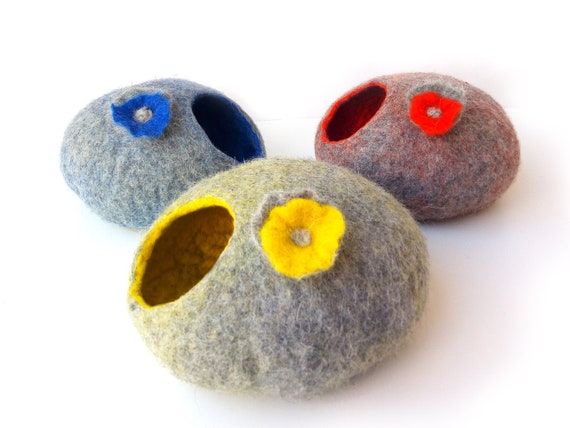 Handmade Modern Cat Bed - Cat Cave, House made of Wool in Gray and Red, Yellow with Flower Design, Handcrafted in Europe + Free Gift Toy