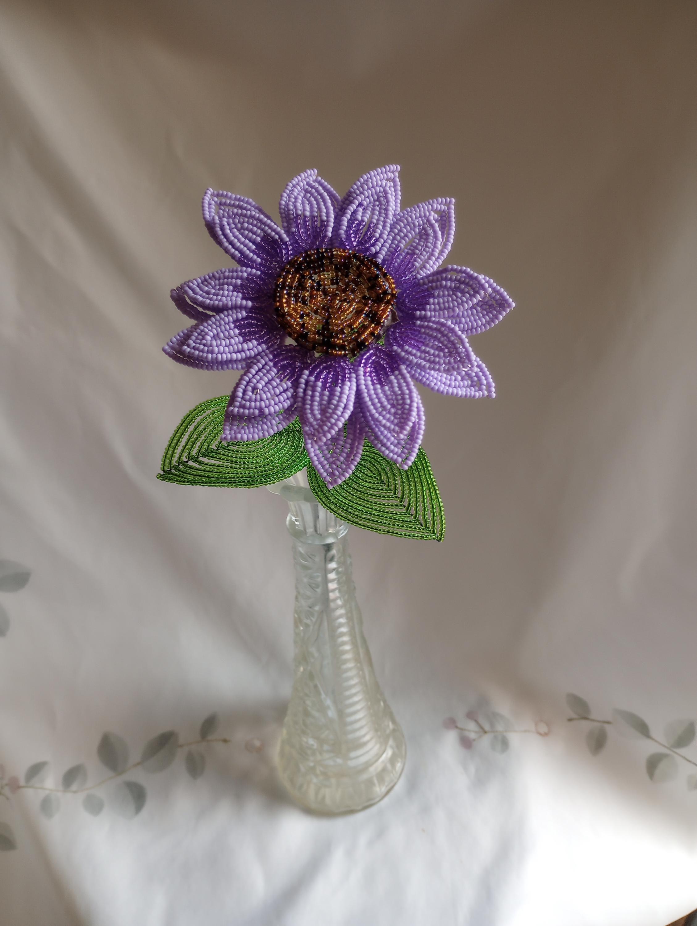 Girasol morado con cuentas