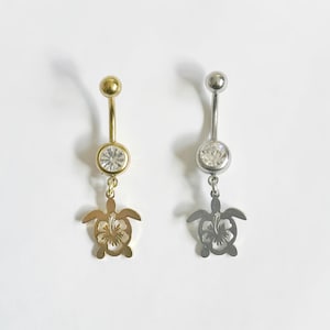Gold Sea Turtle Belly Ring with Hibiscus Cutout – Ocean-Inspired Navel Piercing, Beachy Belly Button Jewelry, Hawaiian Mermaid Summer Vibes