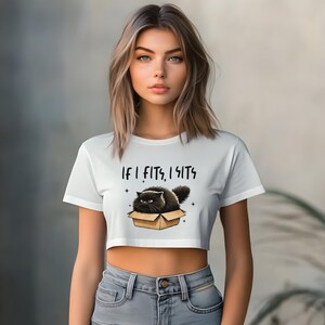 Maglietta corta, maglietta con gatto divertente, citazione di Boxed Bliss: "Se mi adatto, mi adatto", maglietta grafica da donna, regalo per gli amanti dei gatti, top a maniche corte