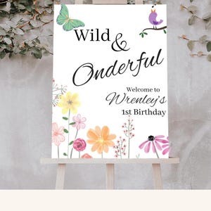 Cartaz de boas-vindas para o primeiro aniversário selvagem e único | Modelo de placa de boas-vindas com flores silvestres | Download de modelo editável