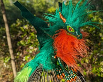 Adorable bébé en bois, nouveau-né dragon VerdeFlame ! Marionnette faite main pour du cosplay et du fantastique !