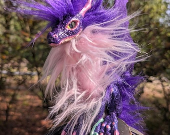 Piccolo e grazioso cucciolo di drago viola, burattino di legno fatto a mano da tenere sulla spalla, compagno/familiare/animale domestico, per cosplay e divertimento fantasy!