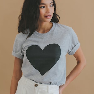 Big Heart Unisex, Graphic Adult Tee, big hearted summer t-shirt グレー