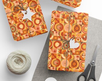 Può includere: Tre regali confezionati con carta fantasia in stile retrò nei toni dell'arancione, del marrone e del giallo. Ogni regalo è legato con spago e un'etichetta bianca. Sono visibili anche un gomitolo di spago, forbici ed etichette vuote.