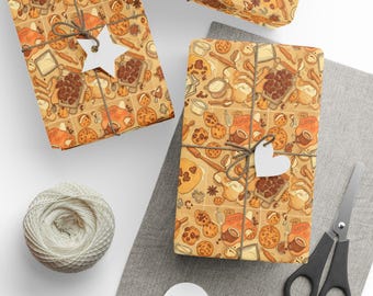 Op de afbeelding: Cadeaus verpakt met bruin papier met een bakthema-patroon van koekjes, ingrediënten en gereedschap. Elk pakket is vastgebonden met touw en een decoratief label. Een bol touw, een schaar en blanco labels zijn ook aanwezig.
