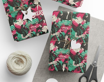 Puede incluir: Regalos envueltos con un patrón colorido que representa figuras y la palabra "Grease". Los regalos están atados con hilo y adornados con etiquetas en forma de estrella y corazón. También hay una madeja de hilo, tijeras y etiquetas en blanco.