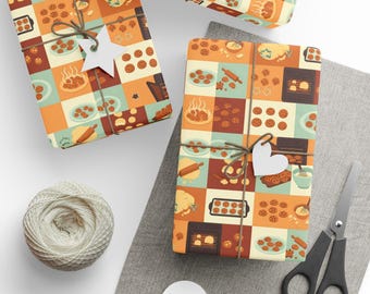 Op de afbeelding: Drie ingepakte cadeaus met patroonpapier met bakillustraties. De cadeaus zijn vastgebonden met touw en witte labels. Een bol touw, een schaar en blanco labels zijn ook aanwezig. Het papier heeft een patchwork-ontwerp.