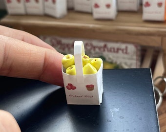 Miniatur Puppenhaus 1/2 Peck gelbe Äpfel in Papiertüte im Maßstab 1:12 bjd Puppenfutter