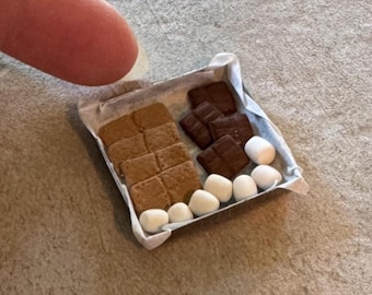 Miniatuurpoppenhuis S'mores klaargemaakt op een dienblad in zomerbarbecue op schaal 1:12