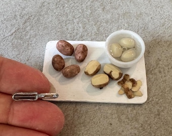 Miniatuurpoppenhuis Aardappels schillen op schaal 1:12 voor poppenvoedselgroente