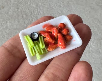 Miniatuurpoppenhuis buffelvleugels op een rechthoekige plastic plaat in schaal 1:12, 1 inch bjd