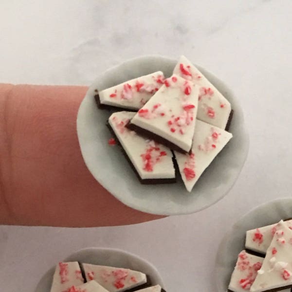 Plato de casa de muñecas en miniatura de corteza de menta en 1:12 escala un pulgada de postre de Navidad