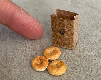 Miniature maison de poupée bagels dans un plat brunch à l'échelle 1:12 pouces