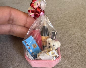 Miniatuurpoppenhuis Valentijnsdag champagne en teddybeer goodiesmand in 1:12 desserts poppenvoedsel chocolade snoep