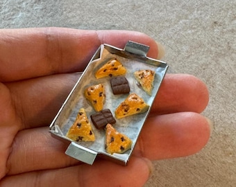 Miniatuurpoppenhuischocoladescones op een dienblad in bakdessert, schaal 1:12