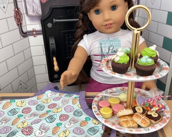 Osterschürze, zwei-stöckige Etagere mit Cupcakes, Hot Cross Buns, Macarons und Cookies