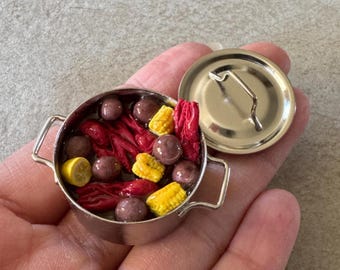 Miniatuurpoppenhuis langoesten gekookt in metalen pot op krant in schaal 1:12 1 inch mardi gras fat dinsday Louisiana