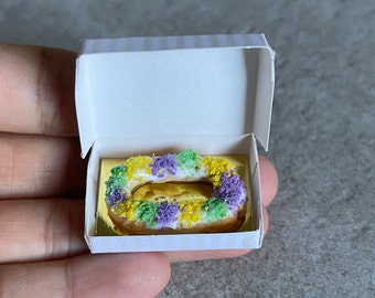 Miniature Dollhouse Mardi Gras King Cake (rechteckig) in Box 1:12 New orleans Donuts Dessert