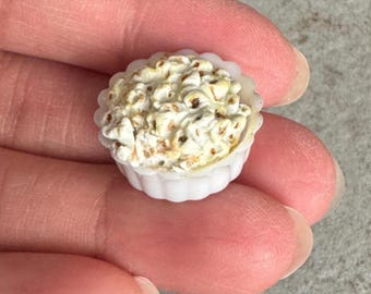 Miniatuurpoppenhuiskom met popcorn op schaal 1:12 als dessert