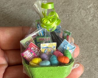 Miniatur Puppenhaus Ostern Süßigkeiten Korb mit Schokolade Hase in 1:12 Maßstab Desserts Puppenfutter