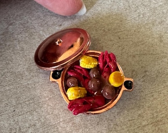 Miniatuurpoppenhuis langoesten gekookt in koperen pot op krant in schaal 1:12 1 inch mardi gras fat dinsday Louisiana