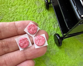 Miniatuurpoppenhuis rauwe hamburgers in schaal 1:12 (1 inch)