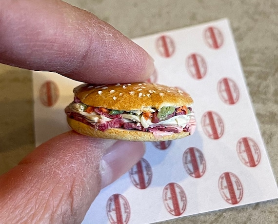Casa delle bambole in miniatura Panino Muffuletta intero non tagliato in frutti di mare da un pollice in scala 1:12 - Italia