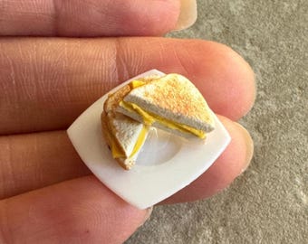 Miniatur Dollhouse gegrilltes Käse-Sandwich auf einer quadratischen Platte im Maßstab 1:12 1,5 cm