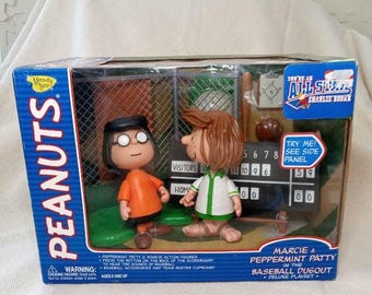 PEANUTS - 【新品】レア Dark Horse 60周年 ペパーミントパティ フィギュア Dark Horse Deluxe Presents Peanuts Peppermint Patty in Tin