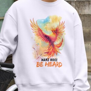 Gedurfde feniksillustratie | Digitale shirtkunst 'Make Noise Be Heard' voor empowerment en kracht