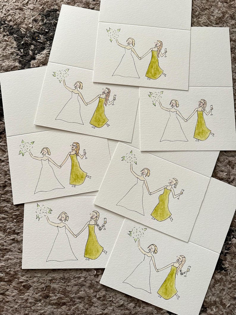 Puede incluir: Una colecci&oacute;n de tarjetas de felicitaci&oacute;n rectangulares blancas con una ilustraci&oacute;n dibujada a mano de dos figuras tomadas de la mano. Una figura viste un vestido blanco y sostiene un ramo, mientras la otra viste un vestido verde y una copa.