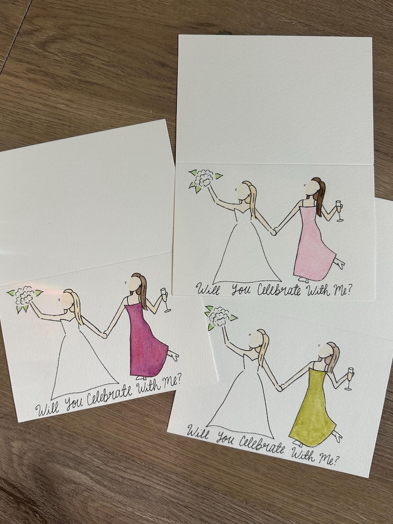 Puede incluir: Tres tarjetas de felicitaci&oacute;n blancas con una ilustraci&oacute;n dibujada a mano de dos figuras tomadas de la mano, una con vestido blanco y ramo, y otra con vestido de color y una copa, con el texto Will You Celebrate With Me? escrito debajo.