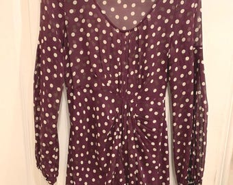 Vinröd prickig chiffongklänning, tillverkad i Italien, storlek US 8