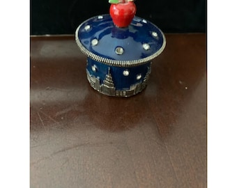 World Trade Center handgemalte Emaille Big Apple NYC Trinket Box / YOSCA